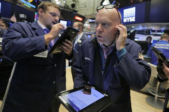 Stocks Close Slightly Lower