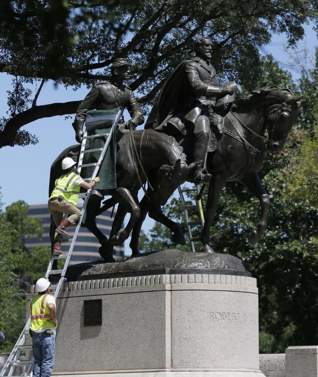 Lee Statue Gets Last-Minute Reprieve