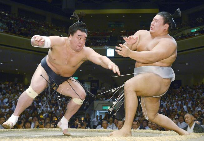 Sumo Rocked by Champ's Alleged Beer Bottle Assault