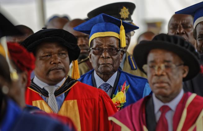 Mugabe Makes First Public Appearance Since Military Takeover