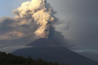 Bali Volcano Strands Travelers for a Second Day