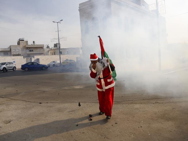 Security Forces Clash With Santas in Bethlehem
