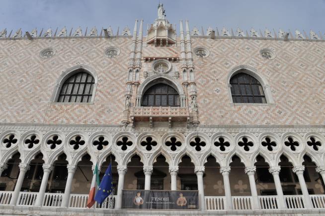 Thieves Steal Famed Jewels from Venice Exhibit