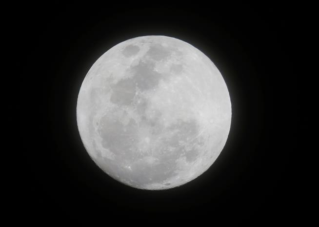 You'll Want to Peek at the Moon Later This Month