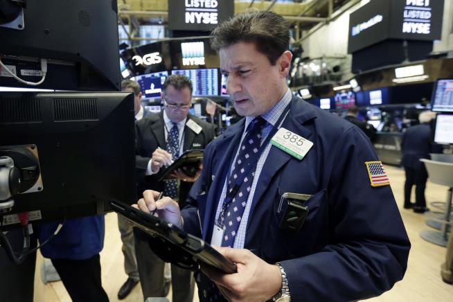 US Indexes End Choppy Day Slightly Lower