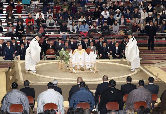 Women Trying to Save Man's Life Ordered Out of Sumo Ring