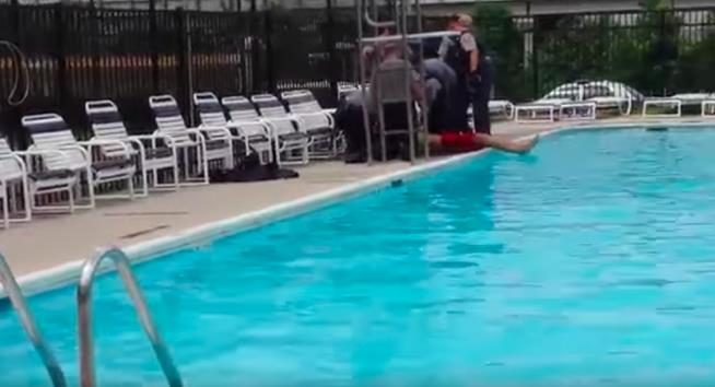 Cops Left Man Underwater for More Than 2 Minutes: Lawsuit
