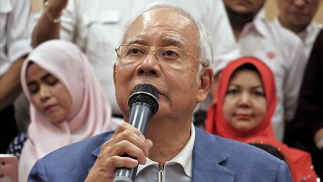 Defeated Malaysian Leader's Exit by Private Jet Is Blocked