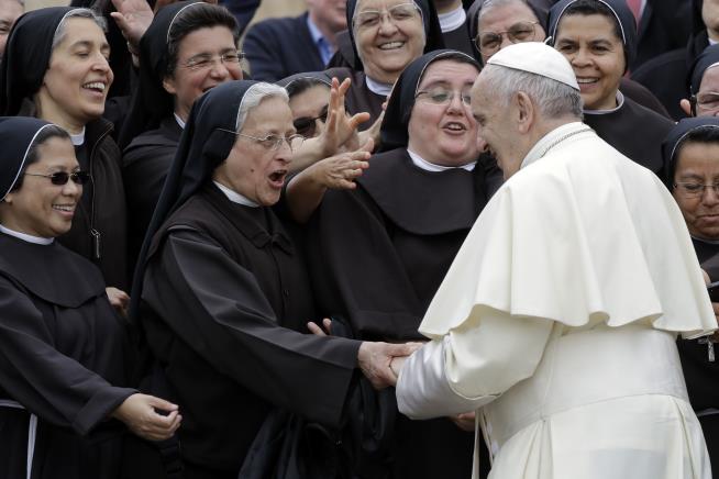 Pope to Nuns: Don't Be Distracted by Social Media