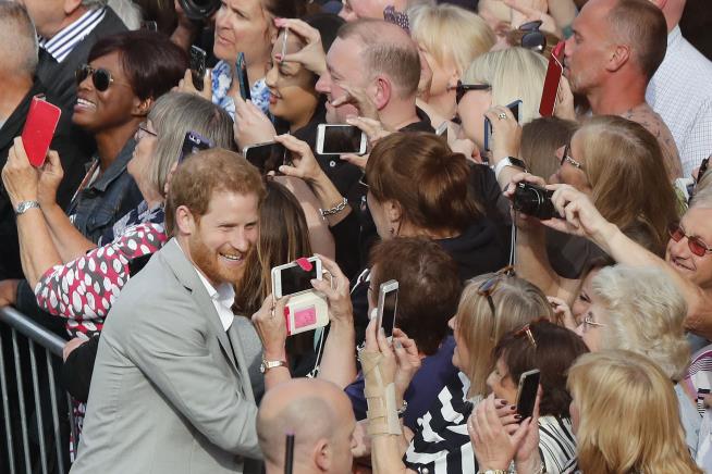 Princes Surprise Well-Wishers With Stroll on Eve of Wedding