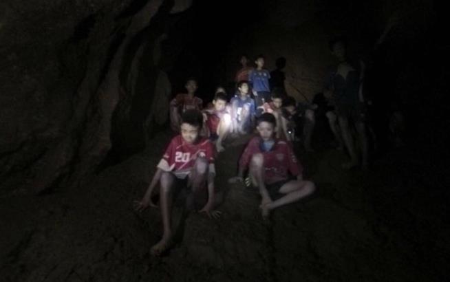 Diver Dies While Delivering Supplies to Boys Stuck in Cave