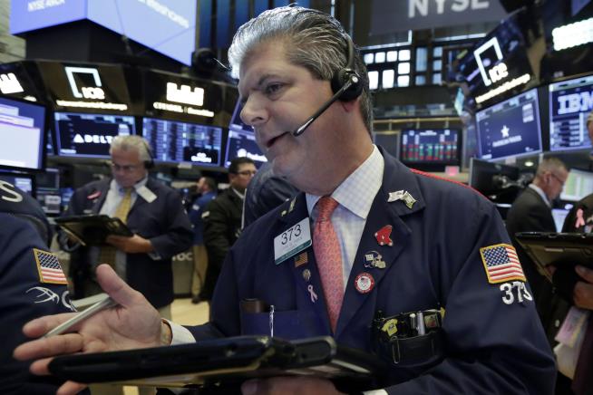 Stocks See Mixed Results Despite Apple Surge