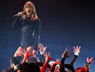 'Free Agent' Taylor Swift in Historic Bidding War