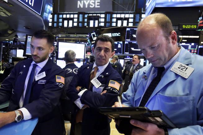 Stocks Sink as Tech Slump Continues