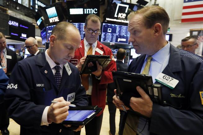 Banks Lead US Indexes Lower