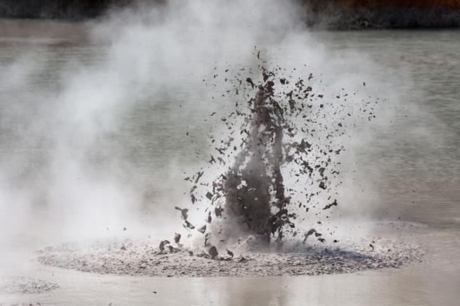 Bubbling Geyser Creeps Like 'Geologic Poltergeist'