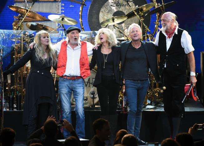 Ex-Fleetwood Mac Guitarist: This Is What Happened