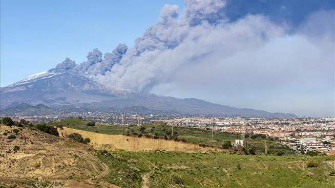 Mount Etna's Ongoing Eruption Triggers Quake