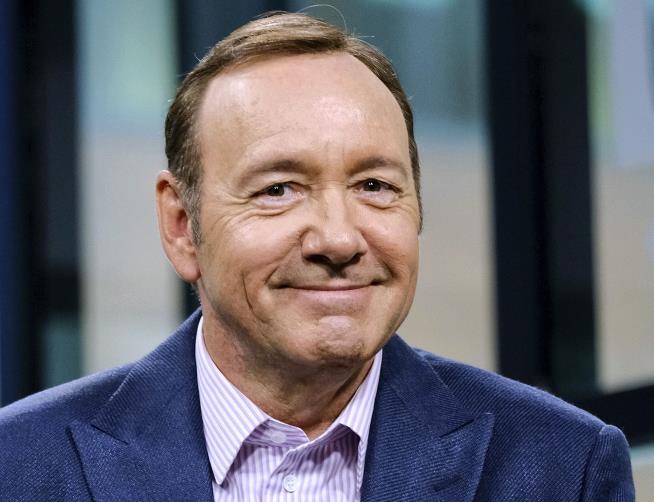 Kevin Spacey's Latest Move: Pizza for Paparazzi