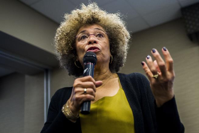 Museum Was to Honor Angela Davis, Then Changed Its Mind