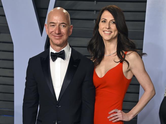 Divorce News Puts Unusual Spotlight on MacKenzie Bezos
