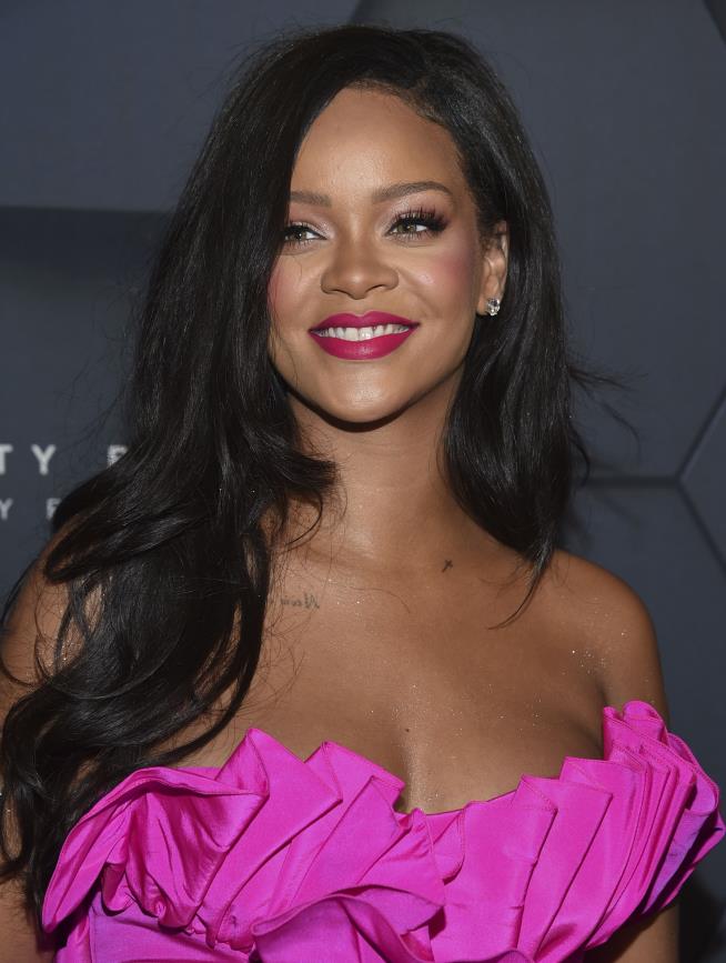 Rihanna Sues Dad Over Name