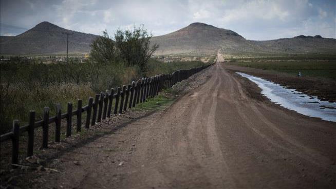 NM Governor Sees No Crisis, Makes Border Move