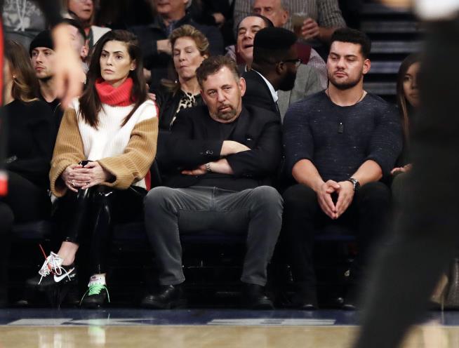 Heckler Tells Knicks Owner to 'Sell the Team,' Gets Banned