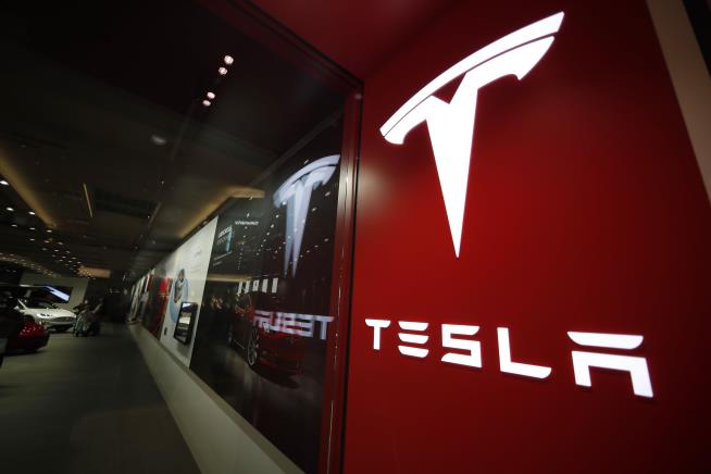 Tesla Does U-Turn on Closing Stores
