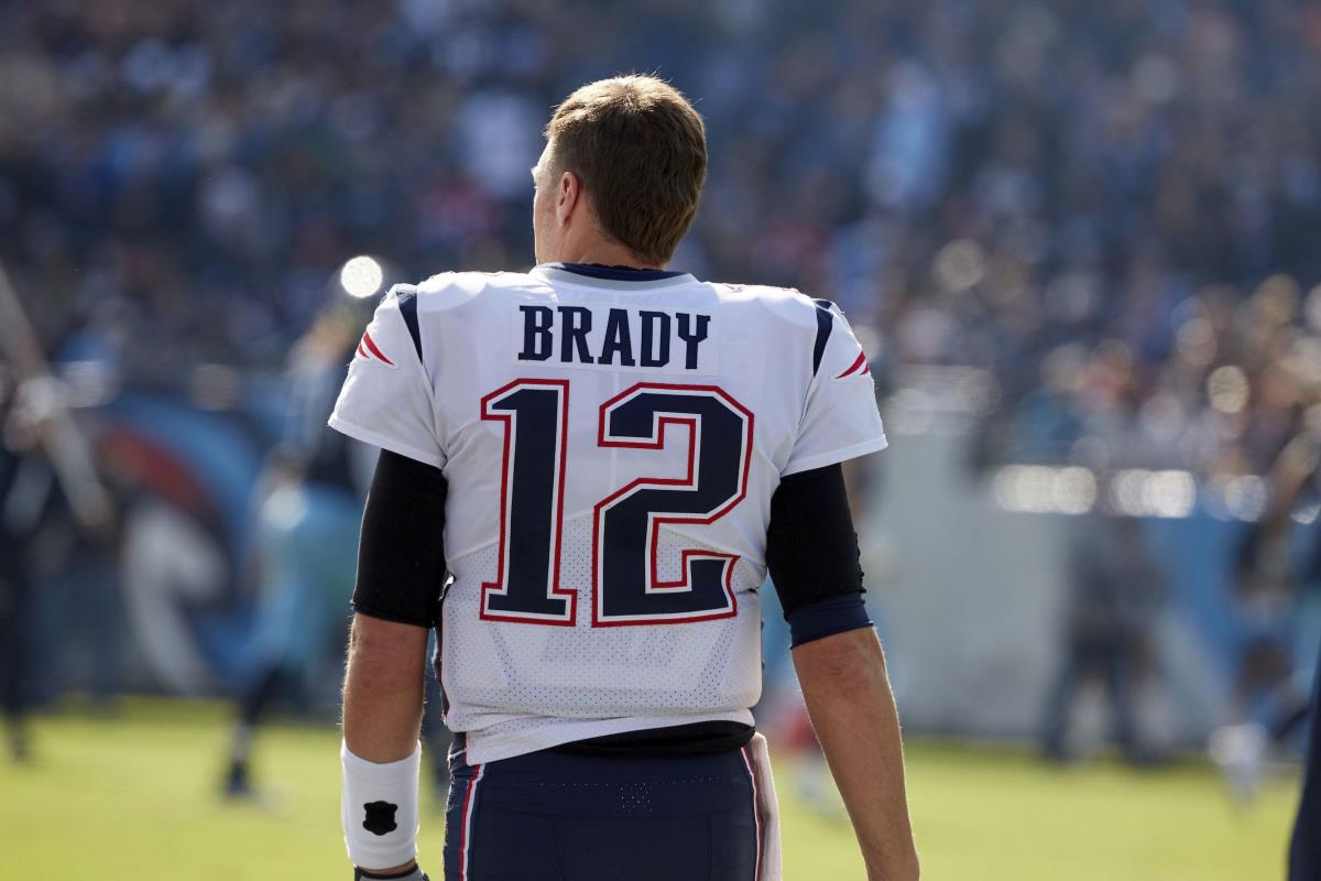 Tom Brady's 1st-ever tweet no laughing matter to Patriots fans