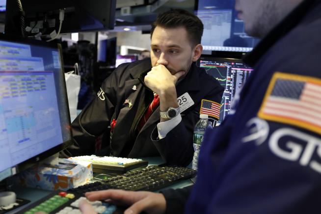 US Indexes Hold On to Moderate Gains