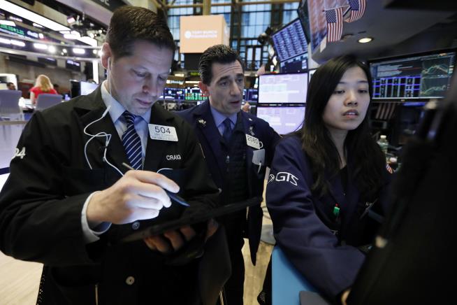 Stocks Fall Along With Price of Oil