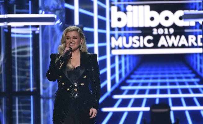 Kelly Clarkson Had Surgery Hours After Hosting BMAs