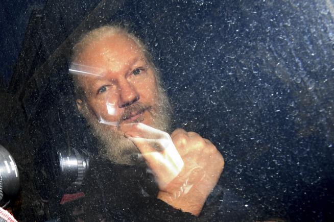 US Prosecutors 'Helping Themselves' to Assange's Stuff