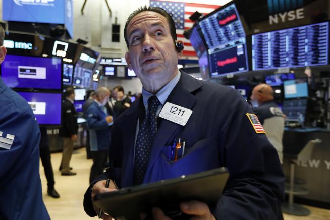 Tech Gains, but Other Sectors Stumble on Wall Street