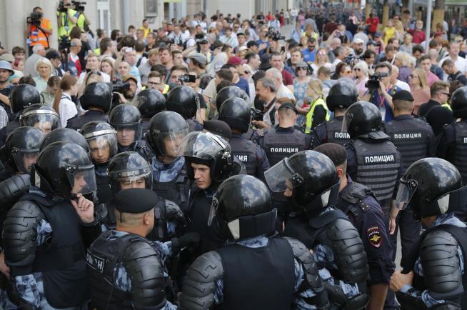 Moscow Police Arrest Hundreds