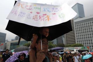 Hong Kong Residents Step In as Tear-Gassed Protesters Leave