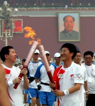 Delirious Throngs Greet Torch in Beijing