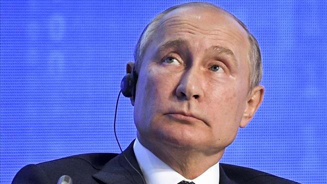 Putin Jokingly Offers a 'Secret' on Russian Meddling