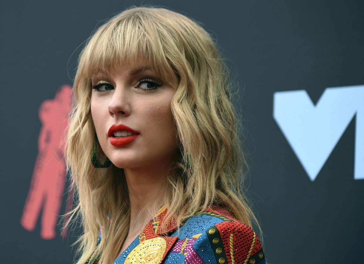 Taylor Swift Staples Center Banner to Be Covered During L.A. Kings