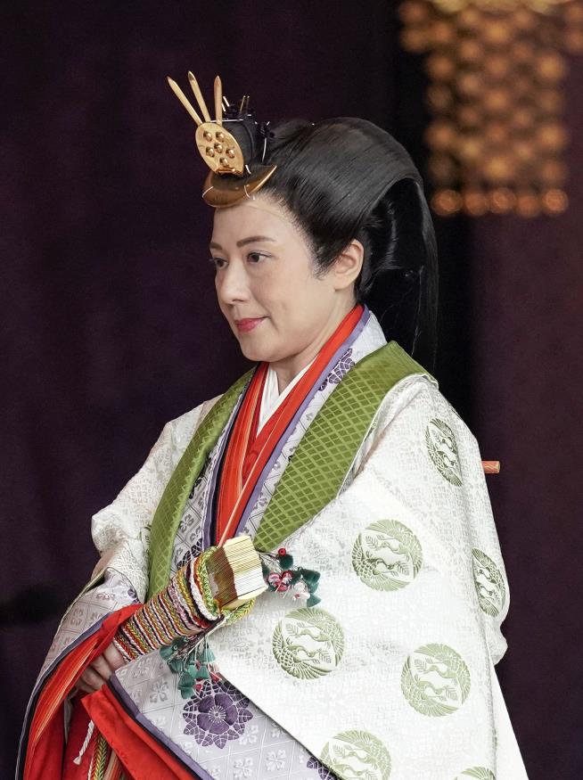 Japan Pardons 550K as Emperor Takes Throne