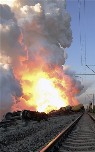 Train Derails in Ukraine, Releasing Toxic Cloud
