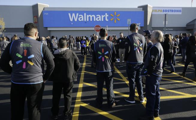 No Extra Pay for Walmart Workers This Holiday