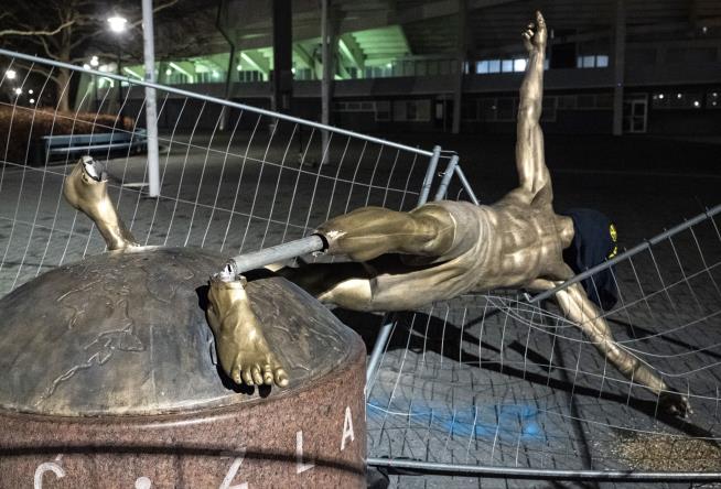 Angry Fans Topple Soccer Star's Statue