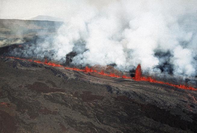 Hiker Discovers Old Bombs at Hawaii Volcano