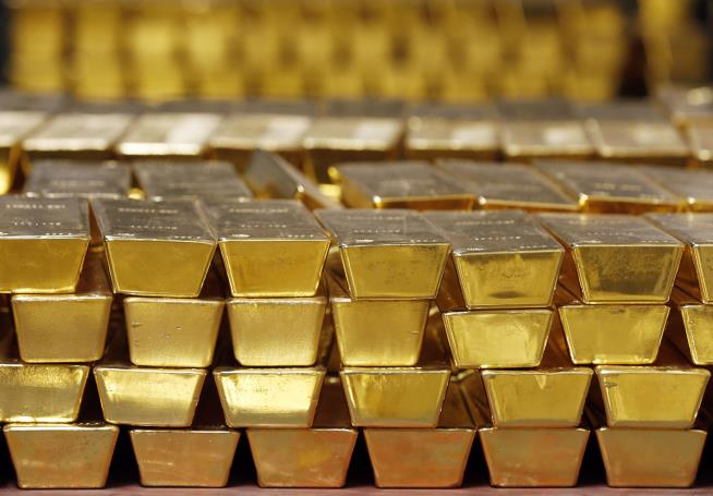 Robbers Flee by Air After Gold Mine Raid