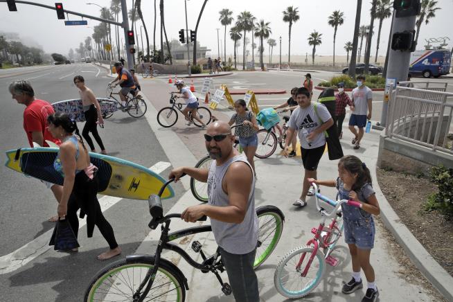Tens of Thousands Hit Calif. Beaches in Heat Wave