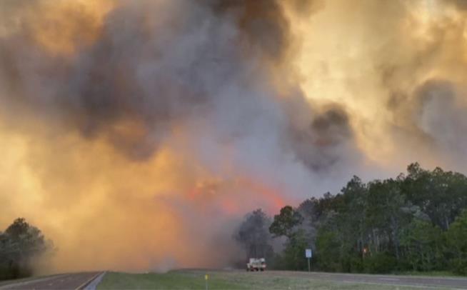 'Five Mile Swamp Fire' Rages in Florida