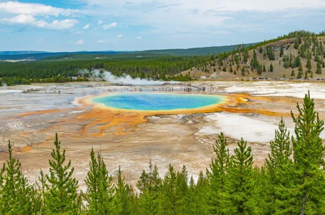 2 Women Jailed for Damaging Yellowstone Feature