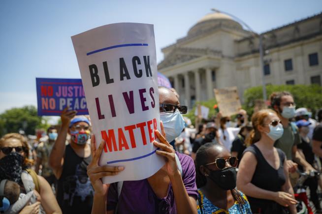Facebook Groups Pivot to Attack 'Thugs' at BLM